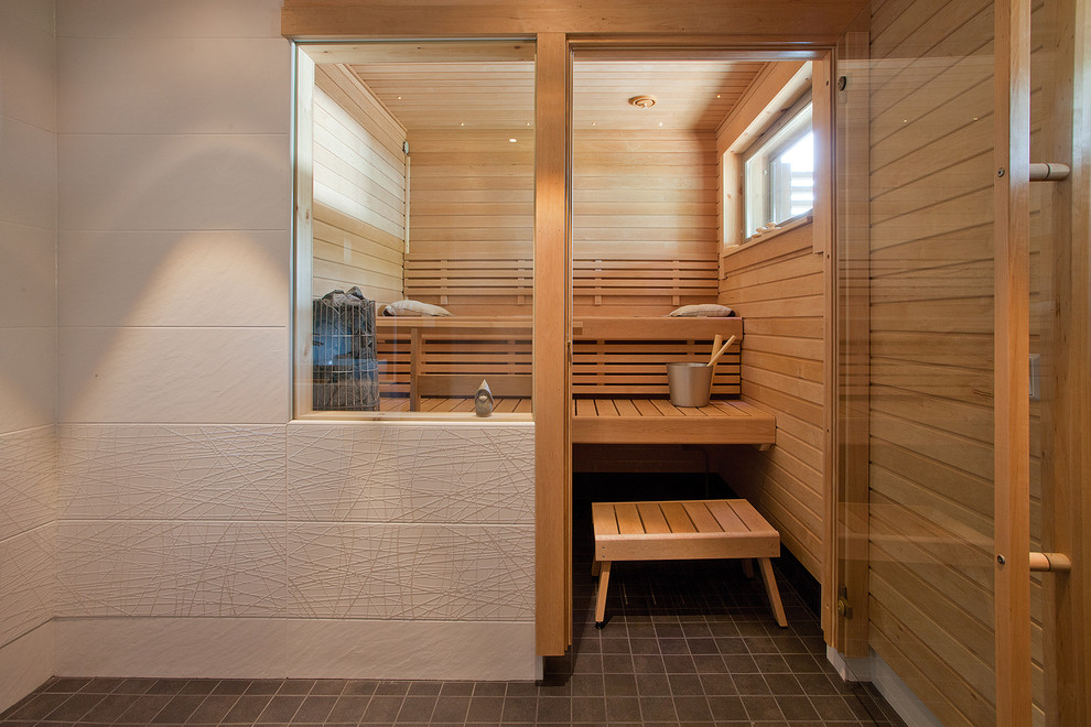 Exemple d'un sauna scandinave de taille moyenne avec un mur blanc, un carrelage blanc et des carreaux de céramique.