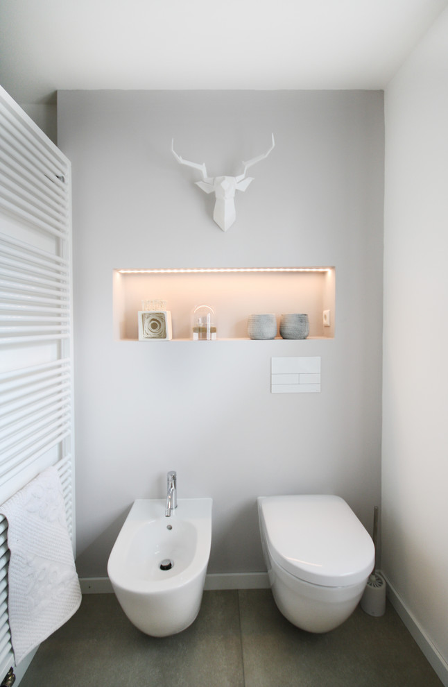 Inspiration pour une salle de bain chalet avec un bidet et un mur blanc.