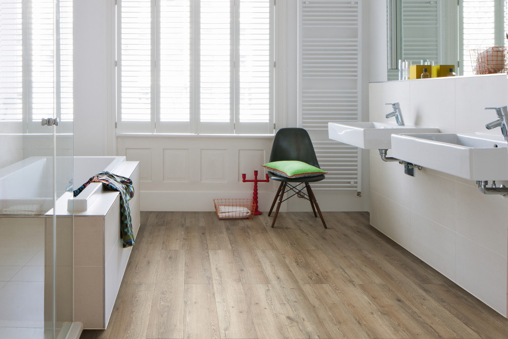 Esempio di una stanza da bagno minimal con vasca da incasso, piastrelle bianche, pareti bianche, pavimento in legno massello medio, lavabo sospeso e pavimento marrone