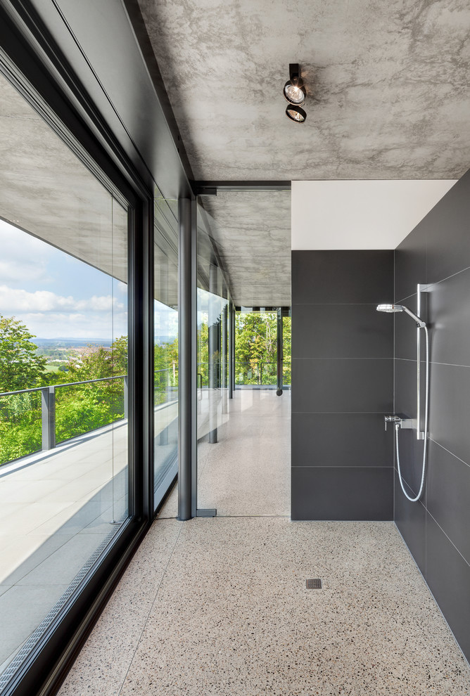 Стильный дизайн: ванная комната в стиле модернизм с открытым душем, серой плиткой, белыми стенами, полом из терраццо, разноцветным полом и открытым душем - последний тренд
