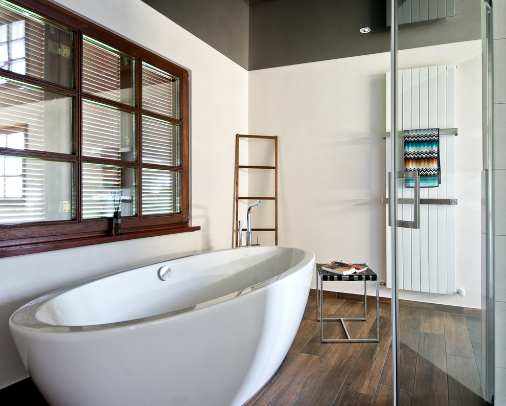 Mittelgroßes Modernes Badezimmer mit freistehender Badewanne, weißer Wandfarbe und dunklem Holzboden in Nürnberg