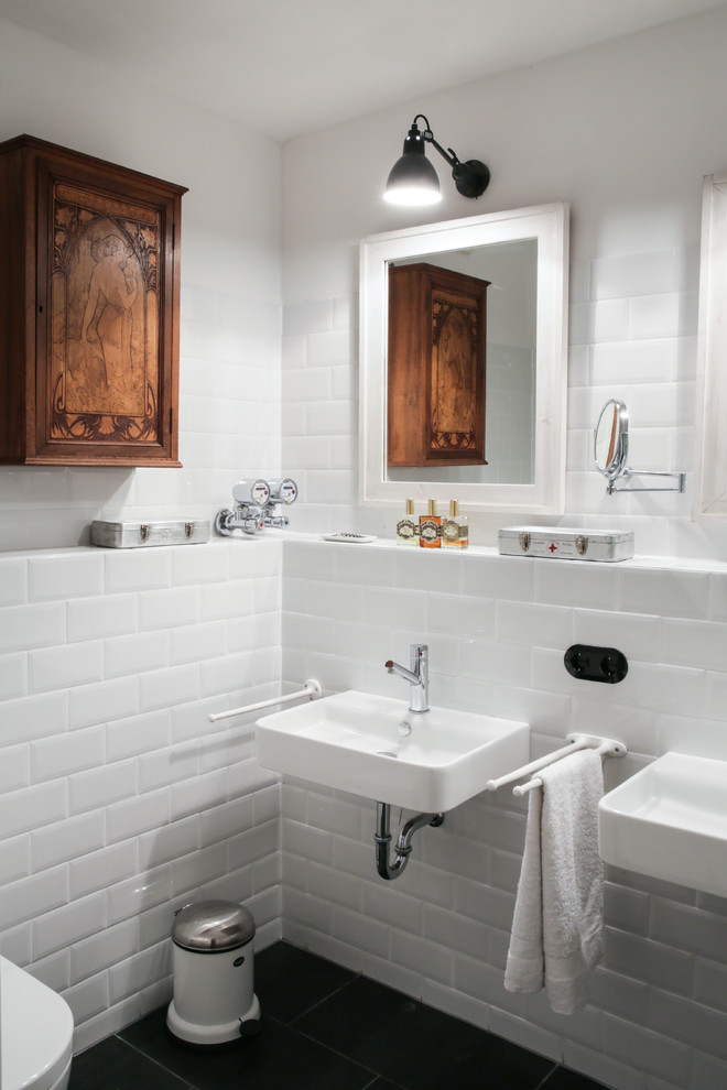 Kleines Klassisches Badezimmer mit weißen Fliesen, Metrofliesen, weißer Wandfarbe und Wandwaschbecken in Hamburg