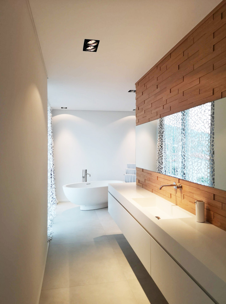 На фото: ванная комната в современном стиле с отдельно стоящей ванной и душем без бортиков