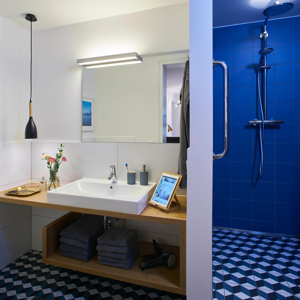 Kleines Modernes Duschbad mit offener Dusche, Wandtoilette, weißer Wandfarbe, Keramikboden, Aufsatzwaschbecken, blauem Boden und Duschvorhang-Duschabtrennung in Sonstige