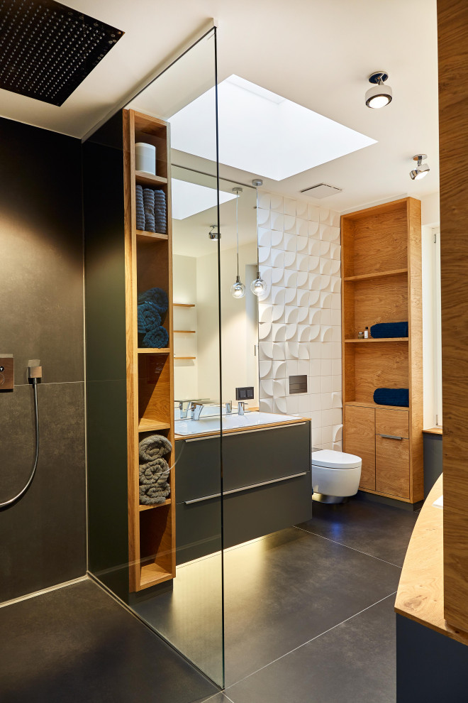 フランクフルトにあるおしゃれなバスルーム (浴槽なし) (ドロップイン型浴槽、バリアフリー、黒いタイル、セラミックタイル、セラミックタイルの床、黒い床、オープンシャワー) の写真