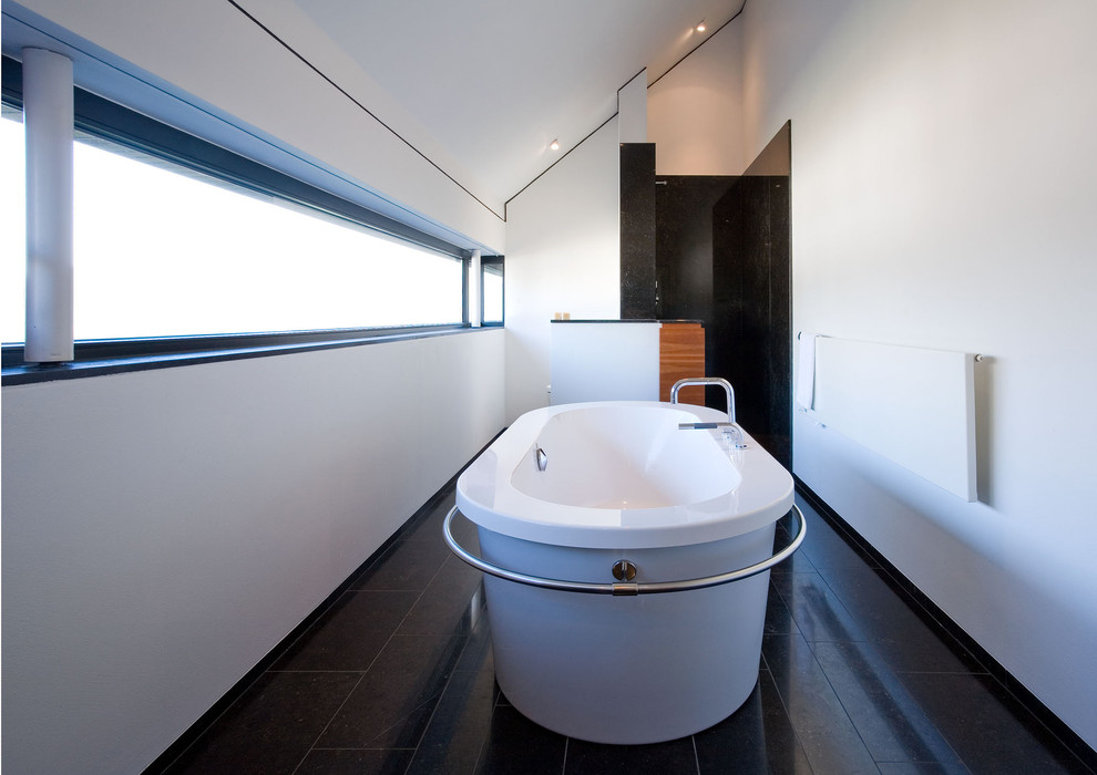 Großes Modernes Badezimmer mit freistehender Badewanne und weißer Wandfarbe in Düsseldorf