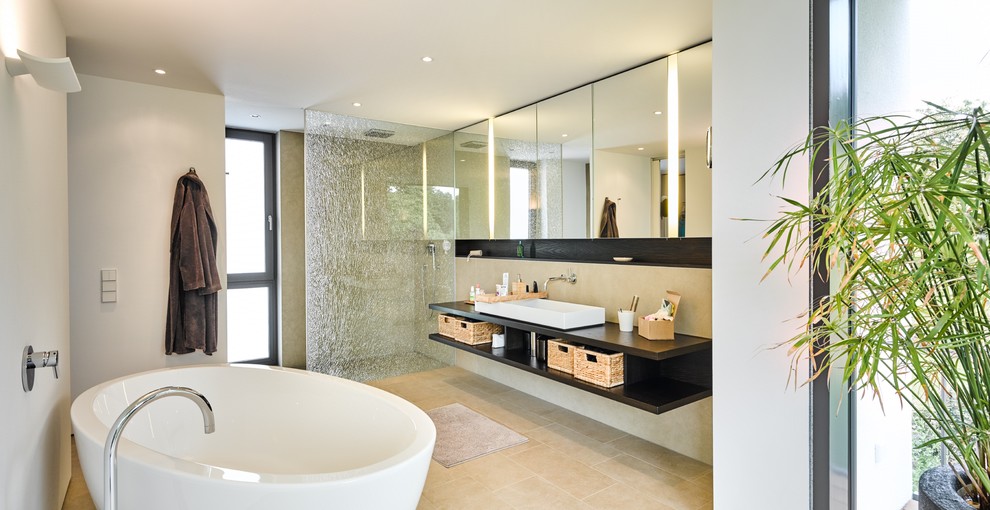 Bild på ett mellanstort funkis badrum med dusch, med öppna hyllor, skåp i mörkt trä, ett fristående badkar, våtrum, vita väggar, cementgolv, ett fristående handfat, träbänkskiva, beiget golv och med dusch som är öppen
