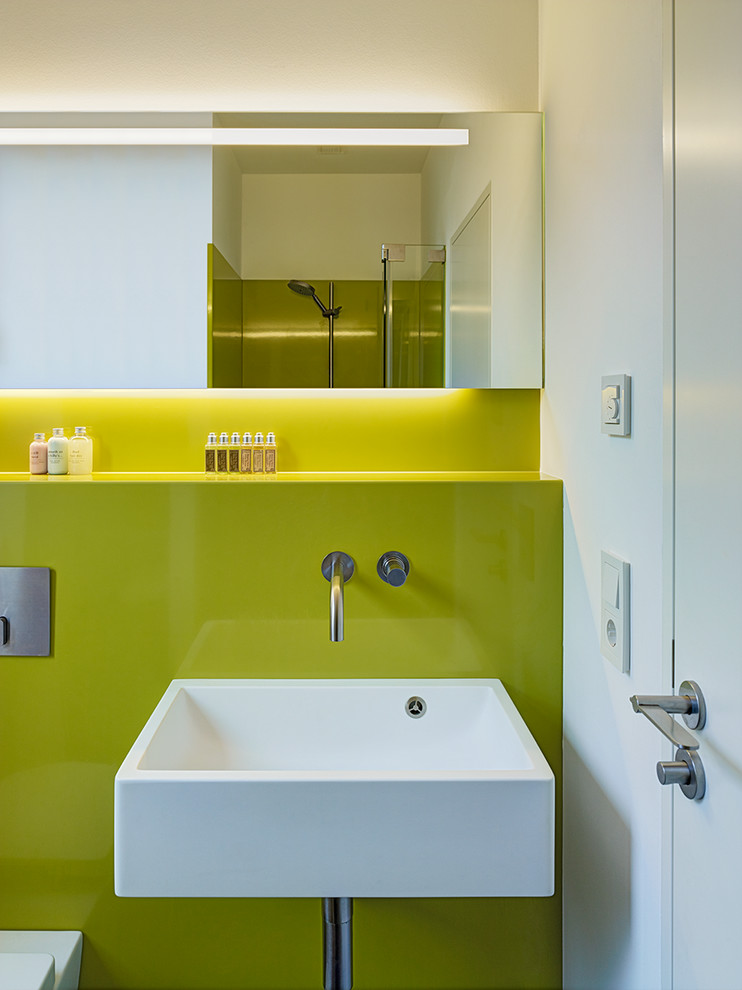 Esempio di una stanza da bagno contemporanea con pareti verdi e lavabo sospeso