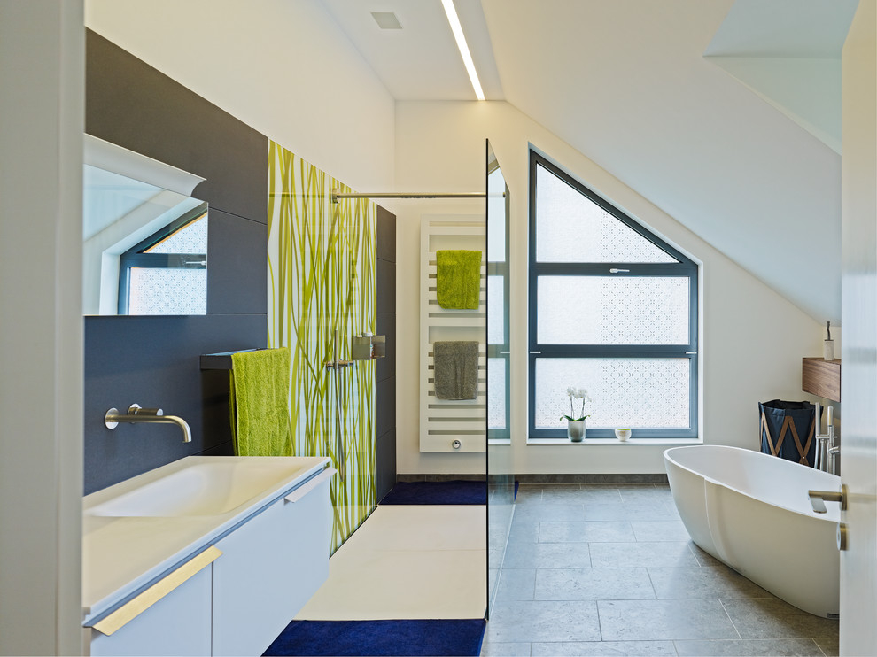 フランクフルトにある広いコンテンポラリースタイルのおしゃれな浴室 (一体型シンク、フラットパネル扉のキャビネット、白いキャビネット、置き型浴槽、白い壁、オープン型シャワー) の写真