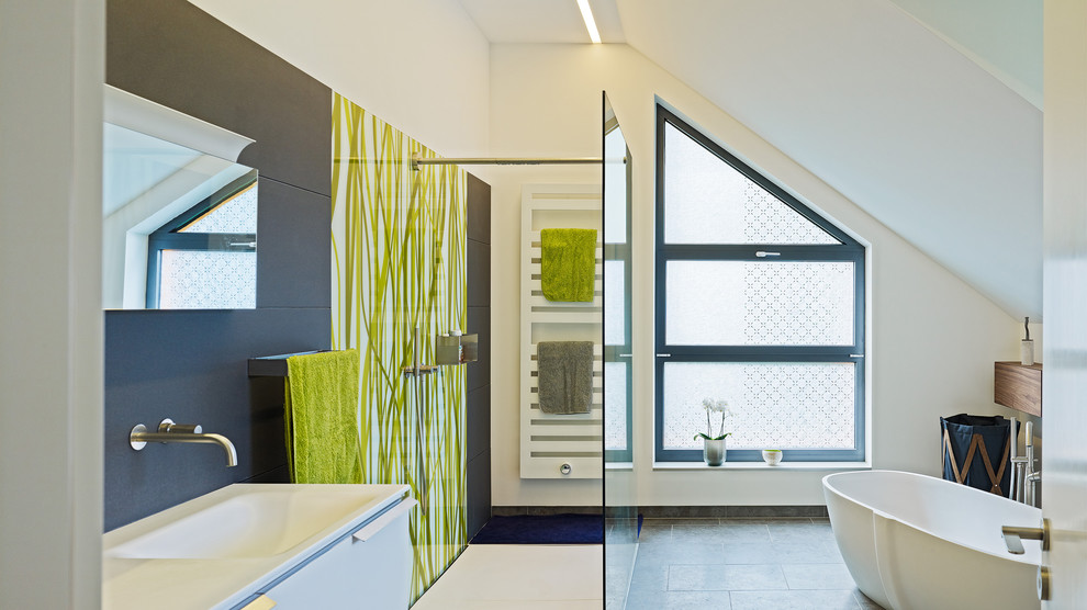 Modernes Badezimmer mit weißen Schränken, freistehender Badewanne, bodengleicher Dusche, weißer Wandfarbe und integriertem Waschbecken in Frankfurt am Main