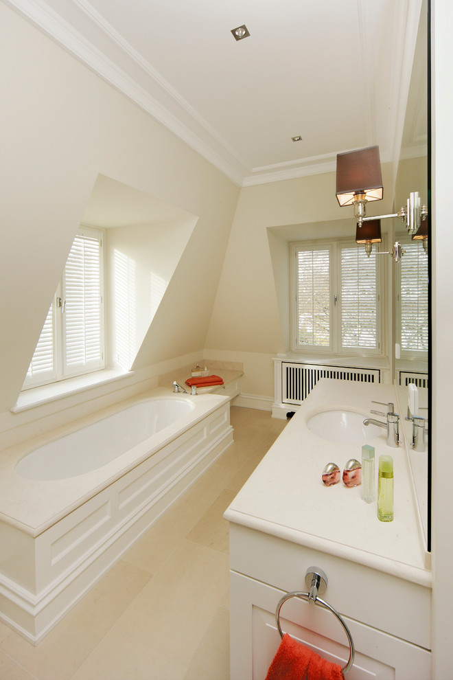 Mittelgroßes Klassisches Badezimmer mit Einbaubadewanne, beiger Wandfarbe, Kalkstein und Unterbauwaschbecken in Hamburg