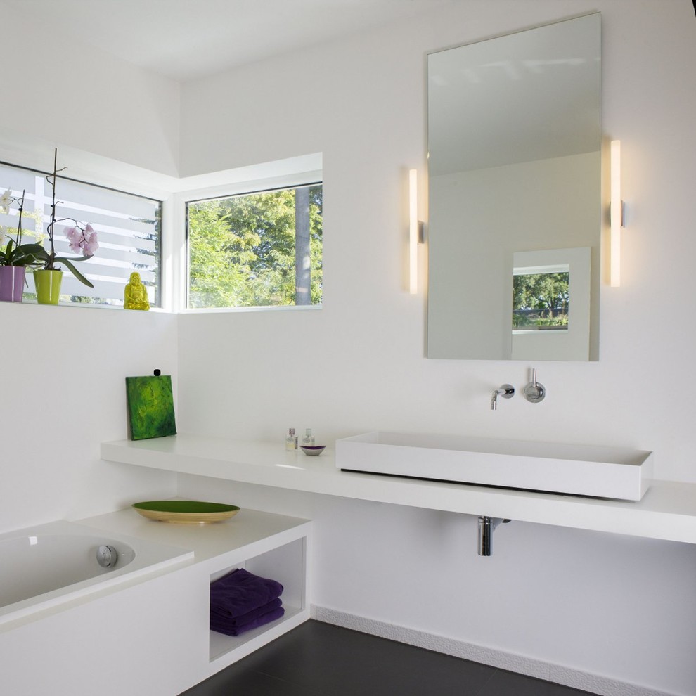 Foto de cuarto de baño contemporáneo grande con bañera encastrada, paredes blancas y lavabo sobreencimera