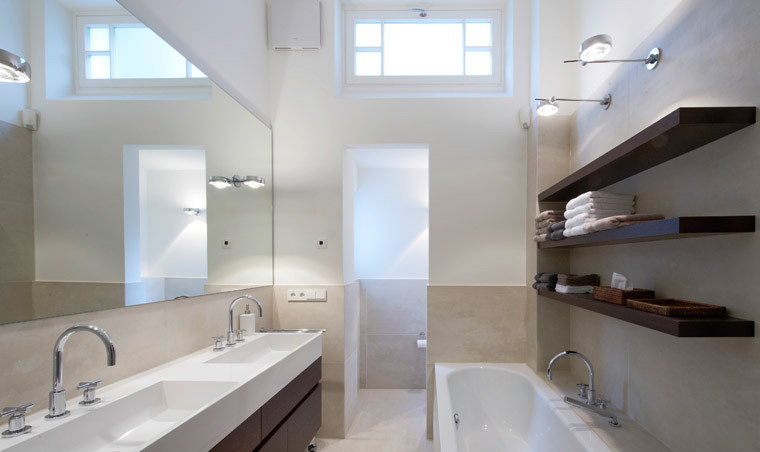 Inredning av ett modernt badrum med dusch, med släta luckor, skåp i mörkt trä, ett platsbyggt badkar, en vägghängd toalettstol, beige kakel, keramikplattor, vita väggar och klinkergolv i keramik