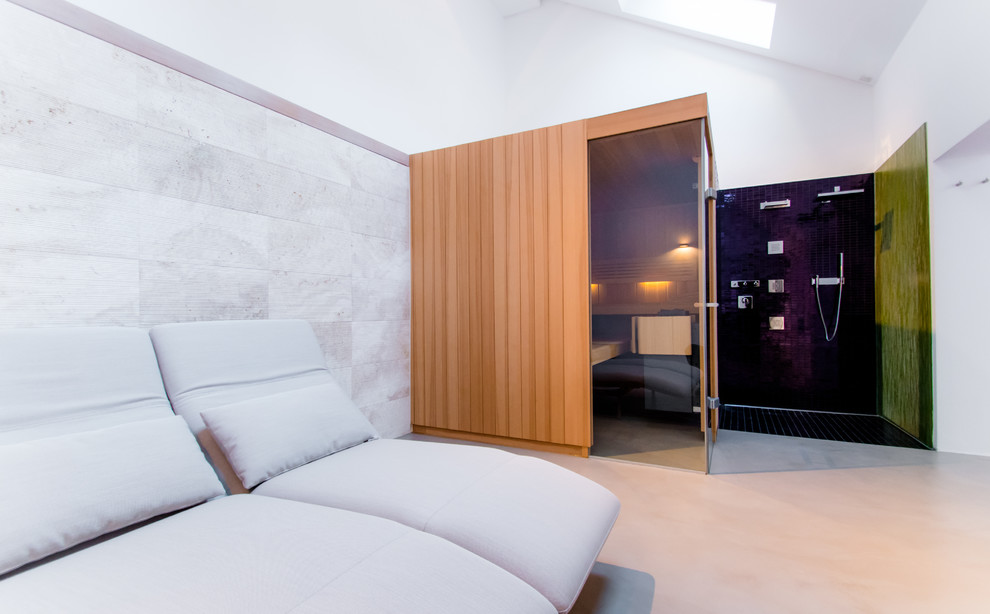 Imagen de sauna contemporánea extra grande con paredes grises y baldosas y/o azulejos verdes