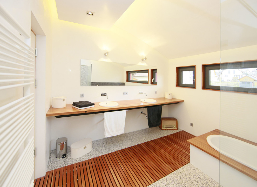 Mittelgroßes Modernes Badezimmer mit Einbaubadewanne, bodengleicher Dusche, Wandtoilette, Keramikfliesen, Keramikboden und Einbauwaschbecken in Nürnberg