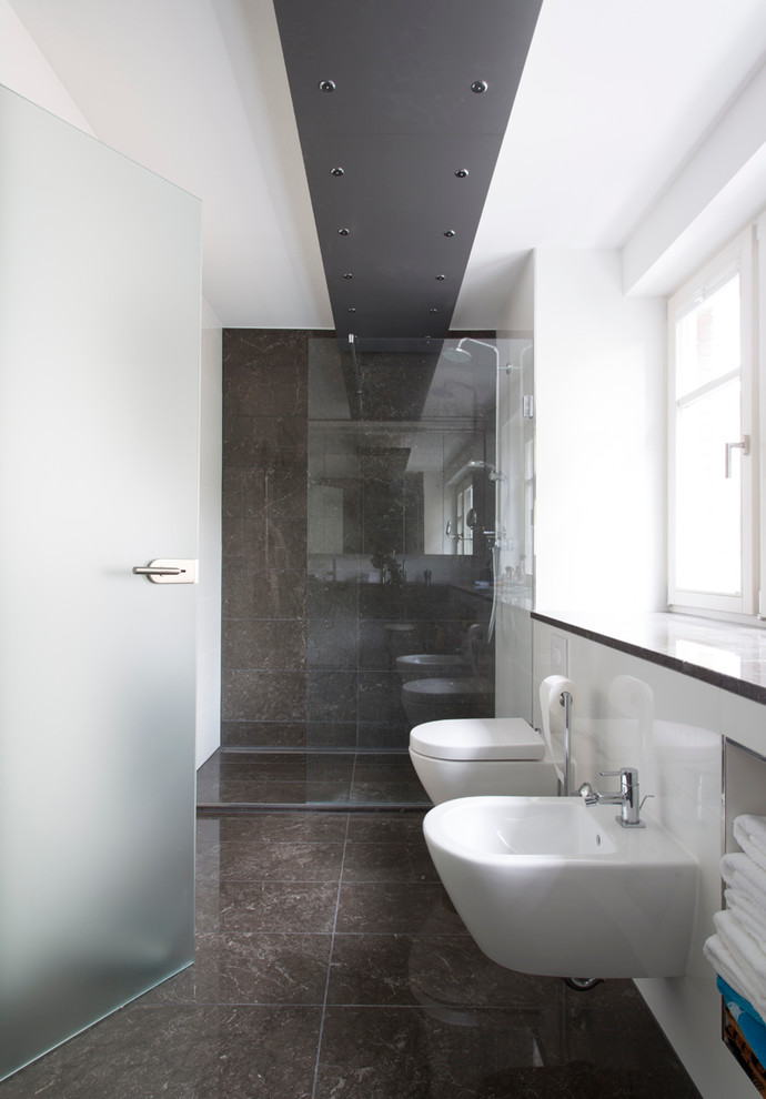 Immagine di una stanza da bagno padronale contemporanea con lavabo sospeso, doccia aperta, WC sospeso, piastrelle grigie, pareti bianche, top in marmo e doccia aperta