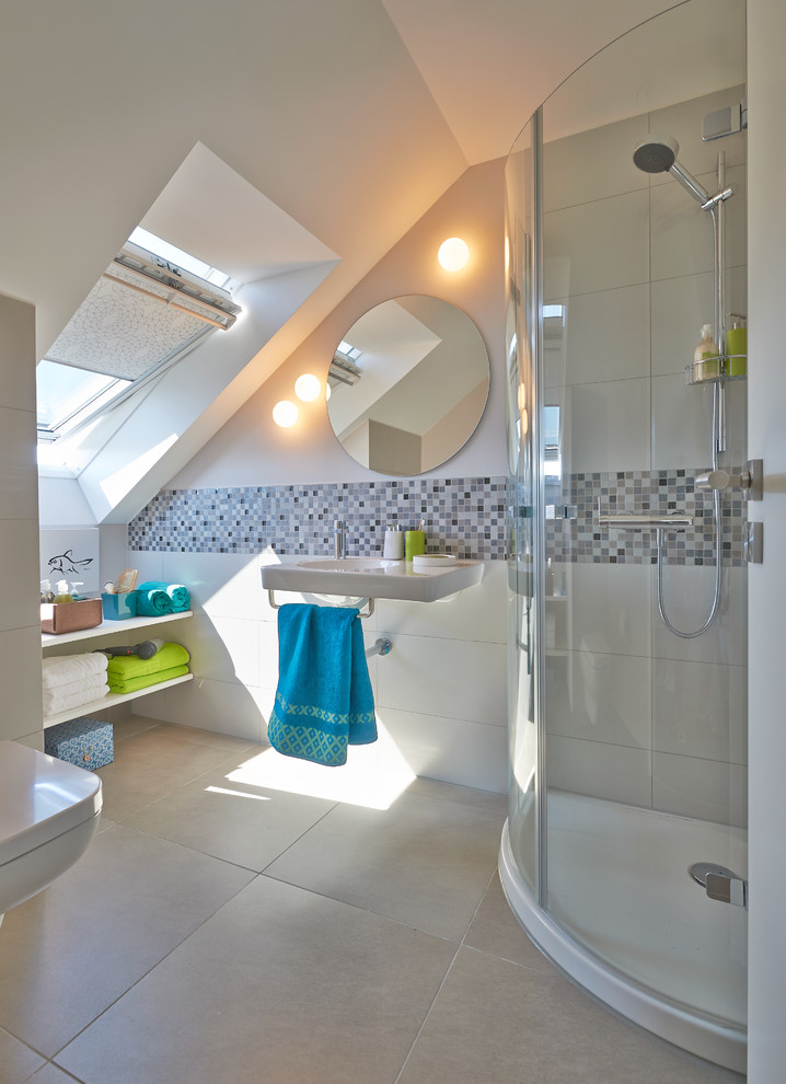 Immagine di una stanza da bagno con doccia contemporanea di medie dimensioni con lavabo sospeso, doccia ad angolo, piastrelle grigie, pareti bianche e piastrelle a mosaico