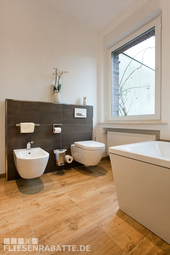 Modelo de cuarto de baño actual de tamaño medio con suelo de baldosas de cerámica, aseo y ducha, suelo marrón y ducha abierta