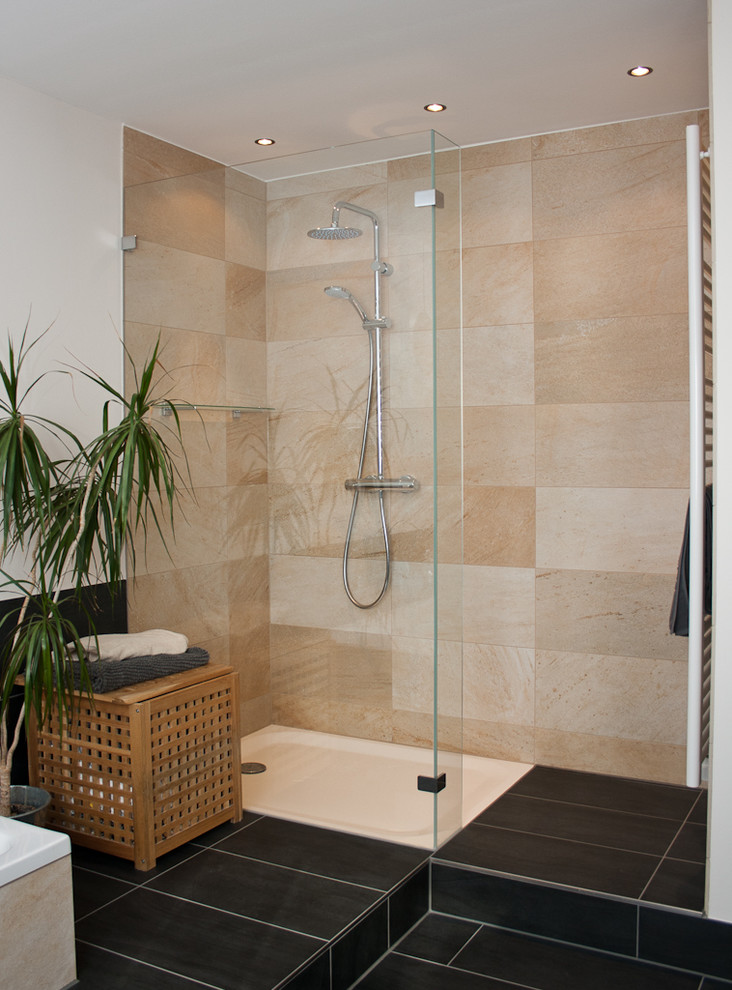 Mittelgroßes Modernes Badezimmer mit Eckdusche, schwarzen Fliesen, Steinfliesen, weißer Wandfarbe und offener Dusche in Frankfurt am Main