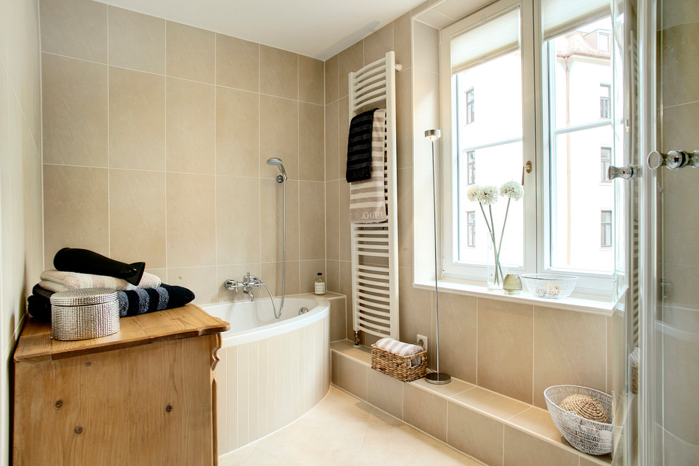 Example of a transitional bathroom design in Munich