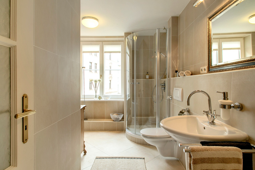 ミュンヘンにある中くらいなトランジショナルスタイルのおしゃれな浴室 (コーナー設置型シャワー、ベージュのタイル、ベージュの壁、壁付け型シンク) の写真