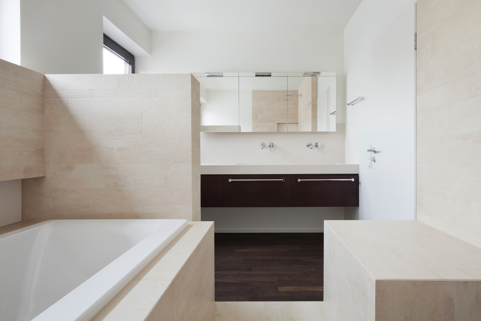 Immagine di una stanza da bagno contemporanea di medie dimensioni con ante in legno bruno, vasca da incasso, doccia aperta, pareti bianche, parquet scuro e lavabo da incasso
