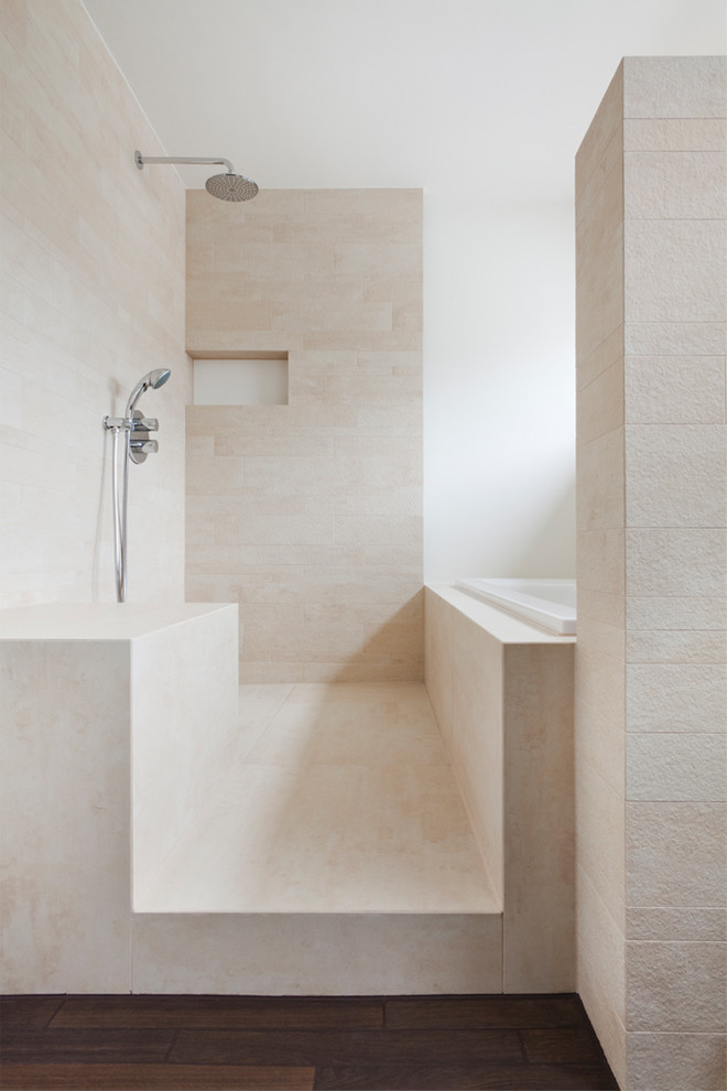 Inspiration för mellanstora moderna badrum, med ett platsbyggt badkar, beige kakel, stenkakel, en öppen dusch, kalkstensgolv och med dusch som är öppen