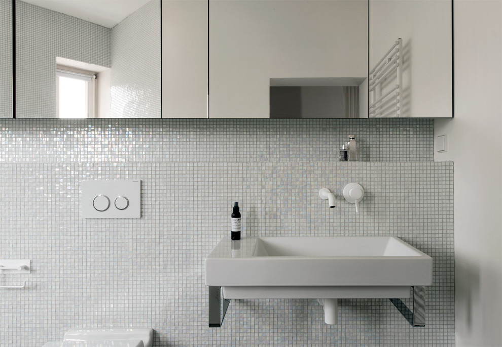 Kleines Modernes Badezimmer mit Glasfronten, Unterbauwanne, Wandtoilette, grünen Fliesen, Mosaikfliesen, grüner Wandfarbe, Mosaik-Bodenfliesen und Waschtischkonsole in Mailand