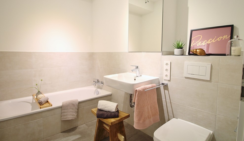 Idéer för små skandinaviska badrum med dusch, med öppna hyllor, ett badkar i en alkov, en vägghängd toalettstol, grå kakel, beige väggar, ett väggmonterat handfat, grått golv, cementkakel och cementgolv