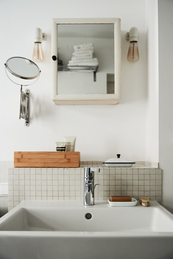Foto de cuarto de baño mediterráneo con baldosas y/o azulejos blancos, baldosas y/o azulejos en mosaico, paredes blancas y lavabo suspendido