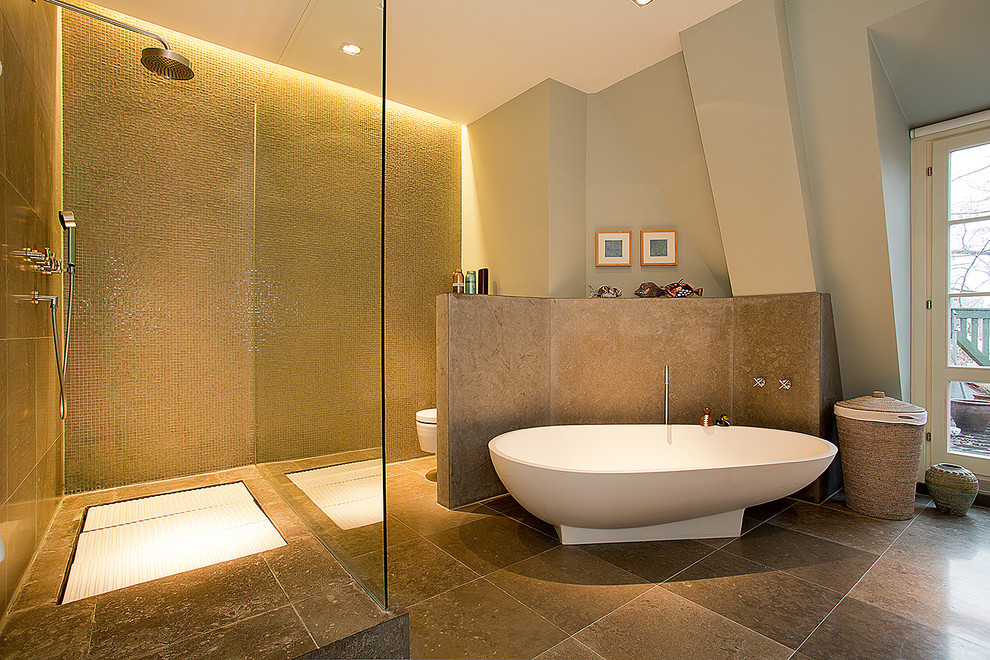 他の地域にあるラグジュアリーな巨大なコンテンポラリースタイルのおしゃれな浴室 (置き型浴槽、コーナー設置型シャワー、青い壁、モザイクタイル、茶色いタイル) の写真