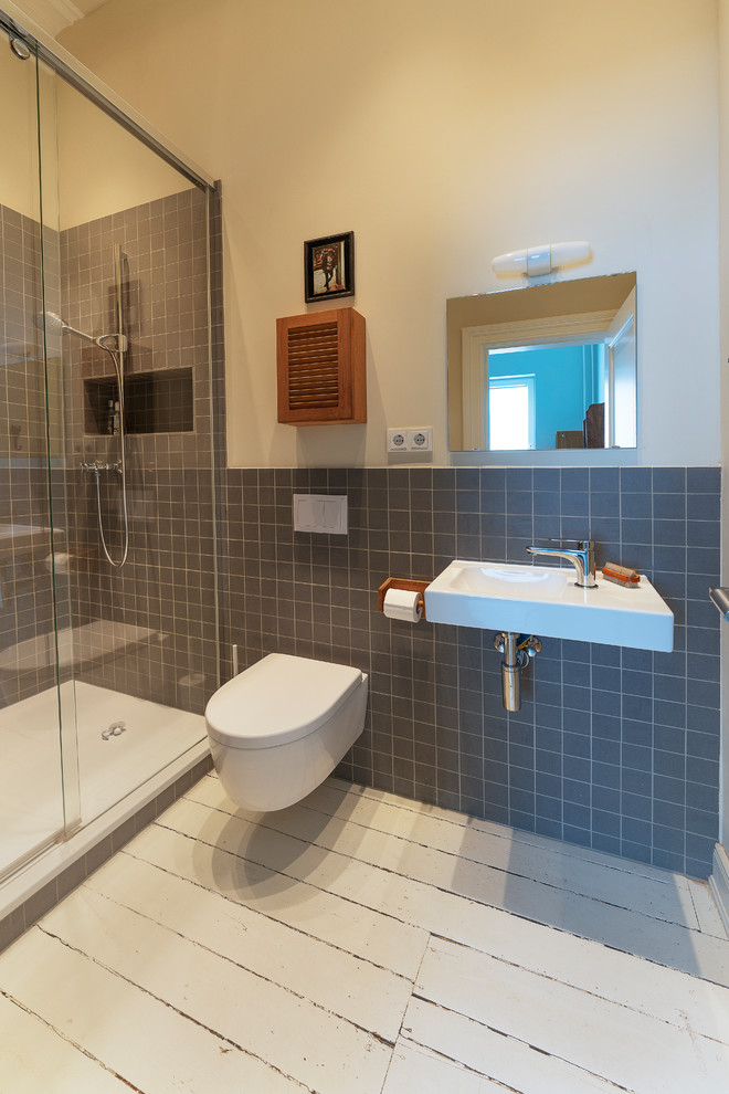 Idées déco pour une salle d'eau contemporaine de taille moyenne avec une douche double, WC séparés, un carrelage gris, un mur blanc, parquet clair, un lavabo suspendu, un sol blanc et une cabine de douche à porte battante.