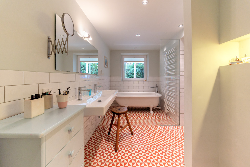 Стильный дизайн: большая главная ванная комната в стиле кантри с плоскими фасадами, зелеными фасадами, ванной на ножках, белой плиткой, плиткой кабанчик, полом из керамической плитки, подвесной раковиной, разноцветным полом и зеркалом с подсветкой - последний тренд