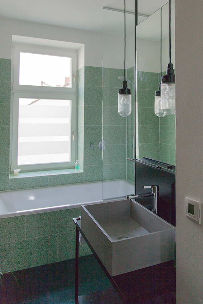 Kleines Stilmix Badezimmer En Suite mit Einbaubadewanne, Duschbadewanne, grünen Fliesen, Keramikfliesen, grüner Wandfarbe, Aufsatzwaschbecken und Beton-Waschbecken/Waschtisch in Berlin