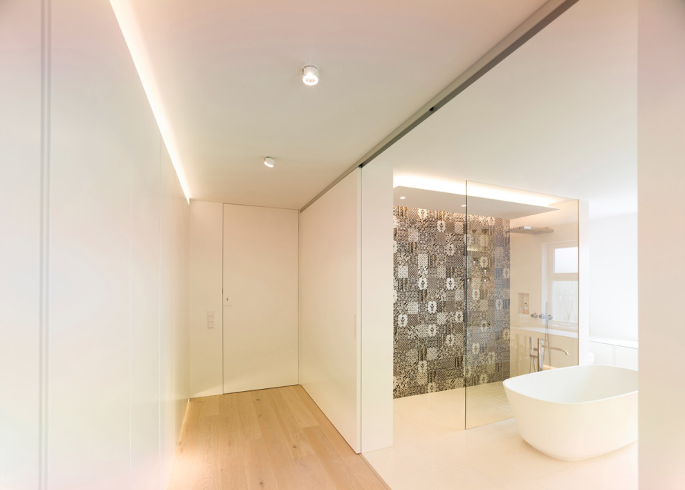 Idée de décoration pour une grande salle d'eau minimaliste avec une baignoire indépendante, une douche à l'italienne, un sol en carrelage de céramique, une grande vasque, un plan de toilette en surface solide, un sol beige et aucune cabine.