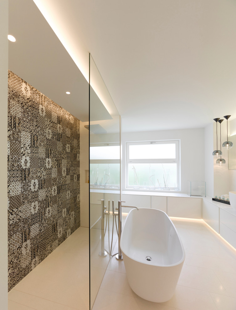 Großes Modernes Duschbad mit freistehender Badewanne, bodengleicher Dusche, Keramikboden, Trogwaschbecken, Mineralwerkstoff-Waschtisch, beigem Boden und offener Dusche in Stuttgart