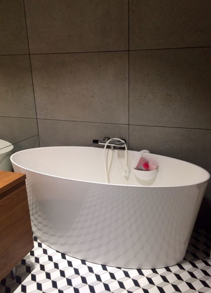 Ispirazione per una stanza da bagno industriale con vasca freestanding