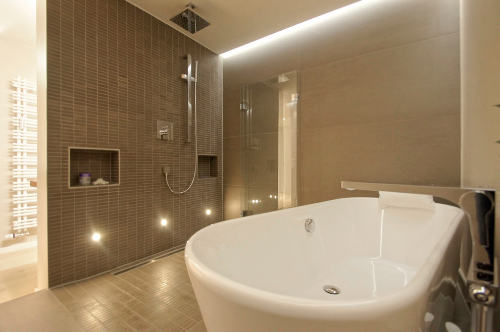 Geräumiges Modernes Badezimmer mit freistehender Badewanne und Falttür-Duschabtrennung in München