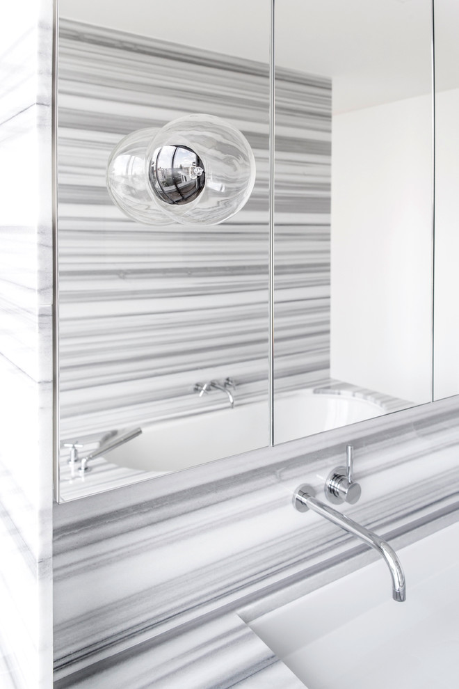Пример оригинального дизайна: большая главная ванная комната в современном стиле с серыми фасадами, накладной ванной, белыми стенами и накладной раковиной