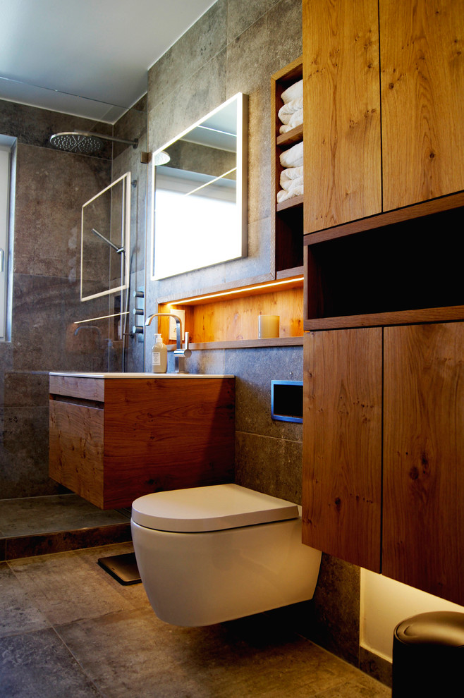 Idées déco pour une salle d'eau contemporaine en bois brun de taille moyenne avec un placard à porte plane, une douche ouverte, WC suspendus, un lavabo posé et aucune cabine.