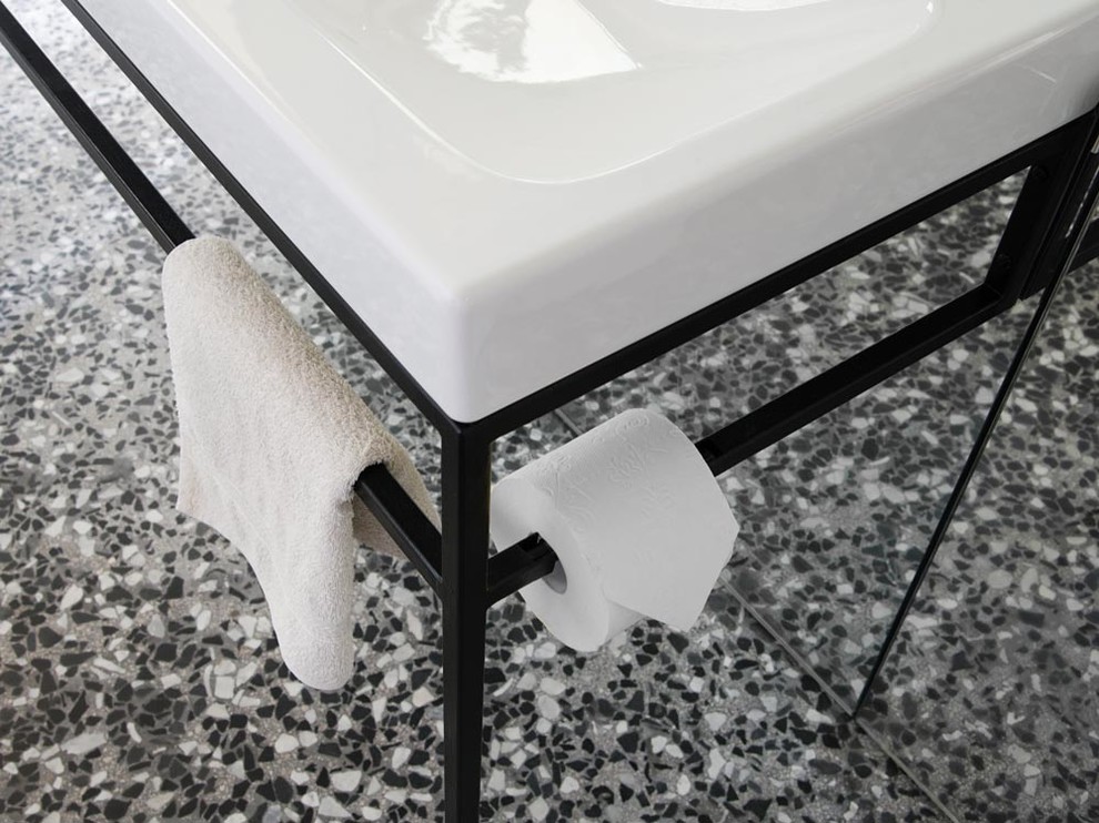 Exempel på ett modernt badrum, med ett fristående badkar, en vägghängd toalettstol, vit kakel, keramikplattor, vita väggar, betonggolv och ett avlångt handfat