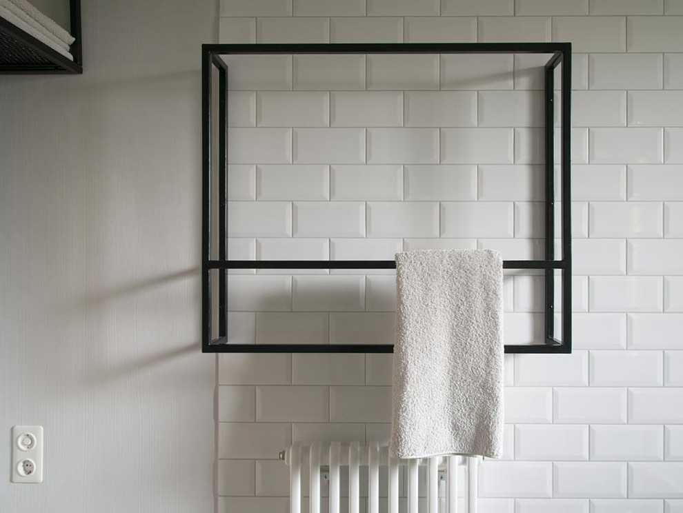 Exemple d'une salle de bain tendance avec une baignoire indépendante, WC suspendus, un carrelage blanc, des carreaux de céramique, un mur blanc, sol en béton ciré et une grande vasque.