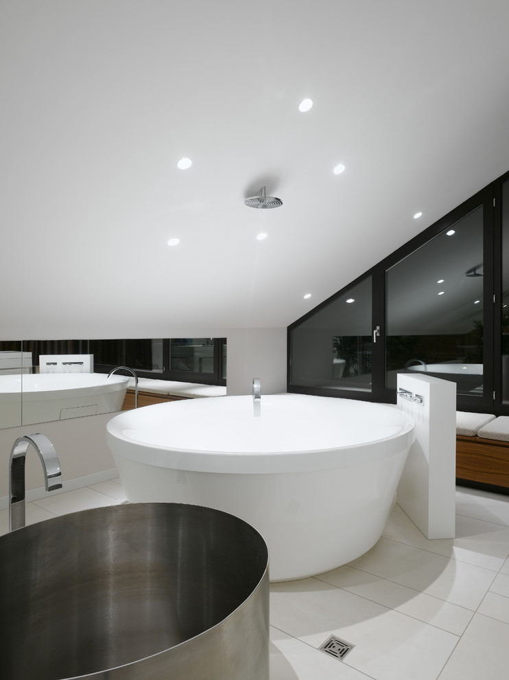 Idée de décoration pour une grande salle de bain design avec une baignoire indépendante, un combiné douche/baignoire et un mur blanc.