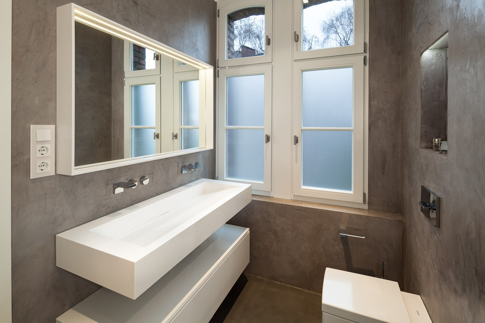 Modernes Badezimmer mit weißen Schränken in Düsseldorf