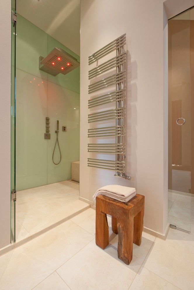 Idées déco pour une salle de bain contemporaine de taille moyenne avec une douche à l'italienne, un carrelage beige, un mur beige et une cabine de douche à porte battante.