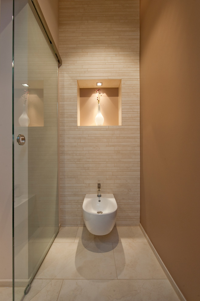 Идея дизайна: маленькая ванная комната в современном стиле с биде и каменной плиткой для на участке и в саду