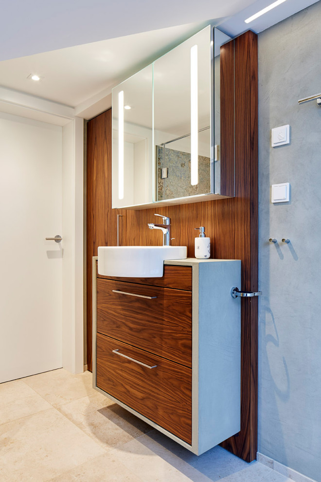 Idéer för ett mellanstort modernt grå badrum med dusch, med släta luckor, grå kakel, cementkakel, klinkergolv i porslin, ett fristående handfat, bänkskiva i betong och beiget golv