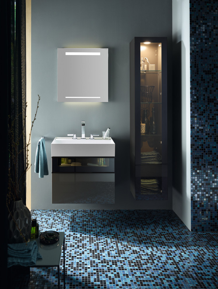 Пример оригинального дизайна: маленькая ванная комната в современном стиле с плоскими фасадами, серыми фасадами, раковиной с несколькими смесителями и столешницей из искусственного камня для на участке и в саду