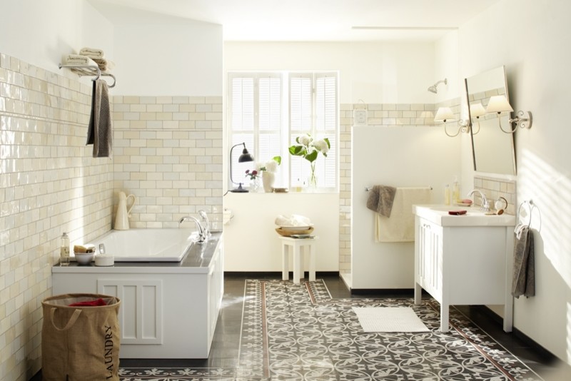 Inspiration för ett mellanstort lantligt badrum med dusch, med luckor med profilerade fronter, vita skåp, ett platsbyggt badkar, en dusch i en alkov, svart och vit kakel, cementkakel, vita väggar, ett avlångt handfat och bänkskiva i akrylsten