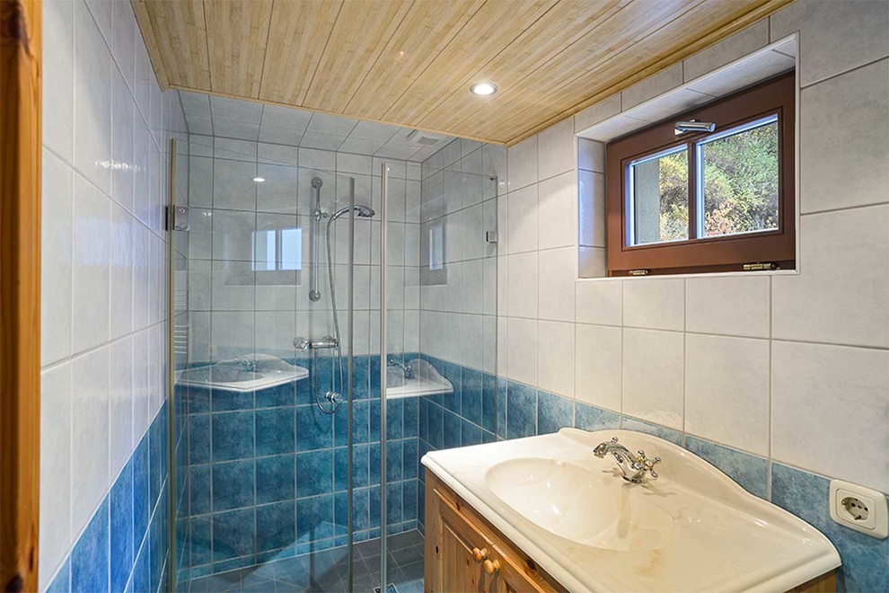 Idee per una stanza da bagno rustica con piastrelle blu